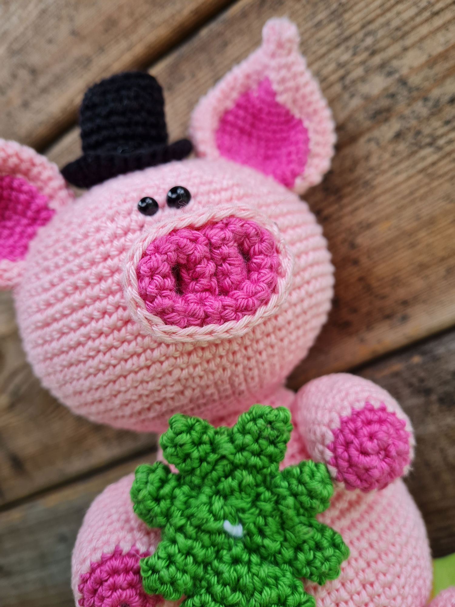 Gehäkeltes Schwein mit Zylinder und Glücksklee